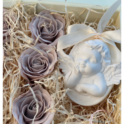 Caixa de presente com flores artificiais lavanda e anjo decorativo branco com fita