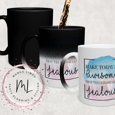 Três canecas de cerâmica, duas pretas e uma branca com texto colorido, sendo uma delas com líquido a ser derramado.