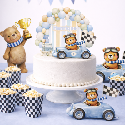 Bolo branco com decoração de ursinhos em carros azuis e balões coloridos, nome Henrique, baldes de pipoca xadrez e ursinho com troféu.