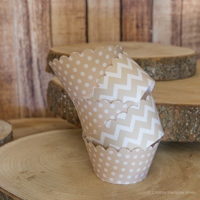 Copos de papel bege com padrões brancos para cupcakes