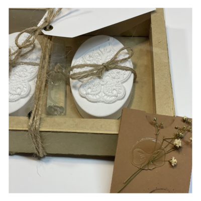 Conjunto de velas decorativas brancas com caixa e cartão de apresentação