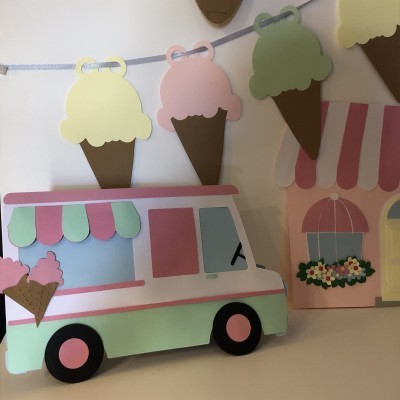 Decoração em papel de carrinho e casa com tema de gelados em tons pastel