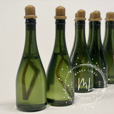 Garrafas verdes com rolhas castanhas em fila sobre superfície branca