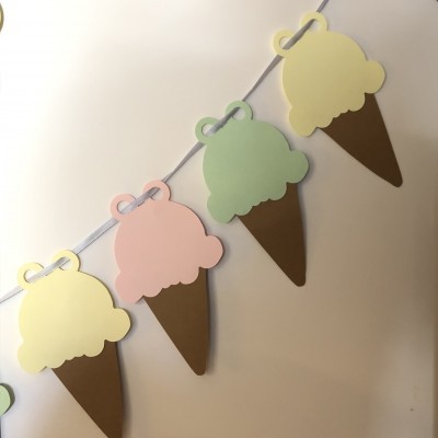 Cordão decorativo com figuras de gelado em papel colorido
