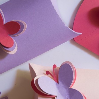 Caixas de presente em forma de almofada com borboletas tridimensionais em papel colorido