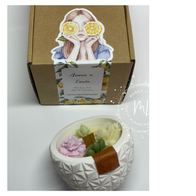 Vela artesanal aromatizada com aroma a limão em jarra branca decorada com flores em cera e caixa de cartão