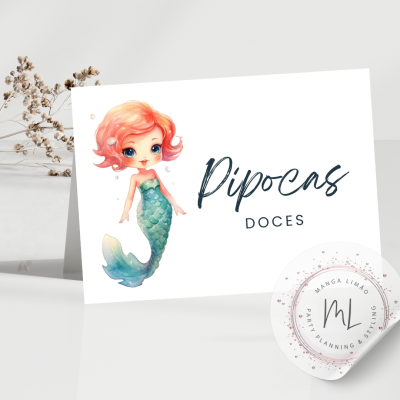 Cartão com sereia desenhada e texto Pipocas Doces em fundo claro com flores secas