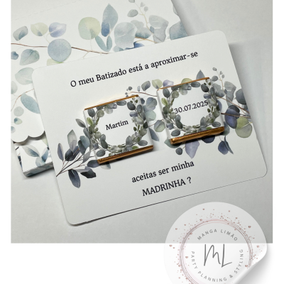 Cartão com convite para madrinha de batizado com motivos florais verdes e datas