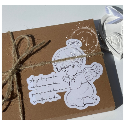 Embalagem de cartão castanho com laço de corda e etiqueta branca com anjo e texto manuscrito