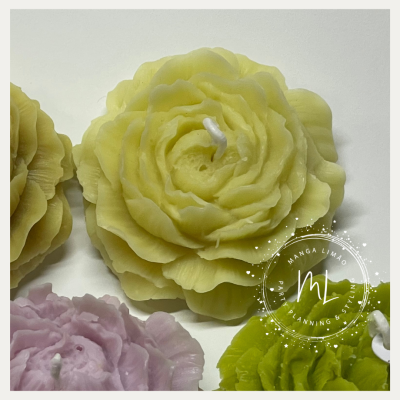 Velas em forma de flor coloridas e detalhadas sobre fundo branco com logótipo de marca