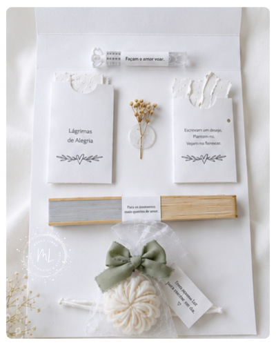 Conjunto de produtos com saquetas, flores secas, mini leque de madeira, tubinho transparente e flor decorativa em saquinho de organza com laço