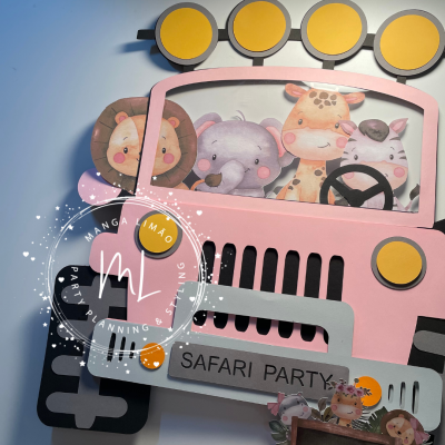 Figura decorativa rosa com animais de desenho animado dentro de um carro com placa SAFARI PARTY