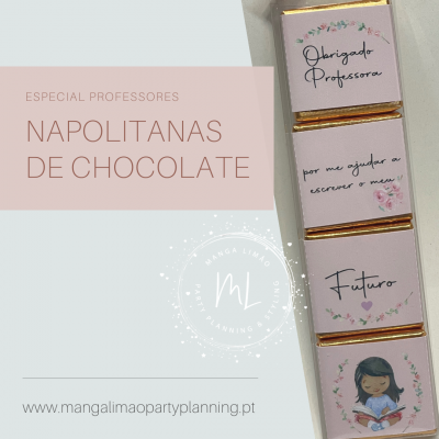 Quatro quadrados de chocolate com embalagem rosa e frases de agradecimento para professoras com decoração floral.