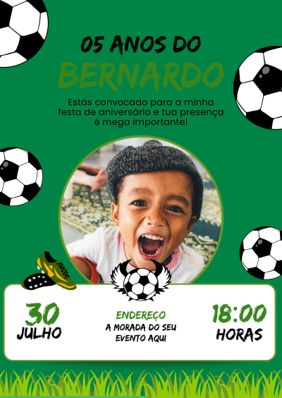 Convite verde de aniversário com bolas de futebol, chuteiras, texto e foto de criança sorridente.
