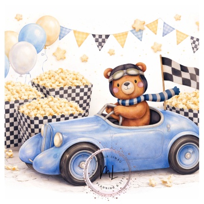 Urso de peluche a conduzir carro azul rodeado por pipocas e decoração com balões e bandeiras