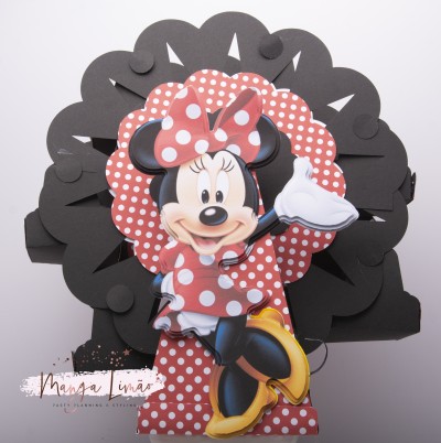 Boneco tridimensional da Minnie Mouse em cartão com vestido vermelho de bolinhas brancas