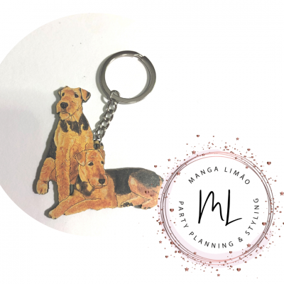 Chaveiro em forma de dois cães airedale terrier em madeira e corrente metálica