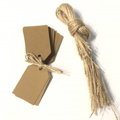 Etiquetas de cartão com corda e novelo de corda natural