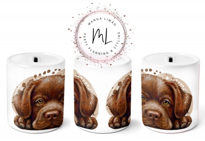 Três velas em copos de vidro branco com desenho de cão castanho e logotipo circular acima.