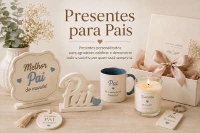 Presentes personalizados para pais em madeira e cerâmica, com placas, caneca, vela e porta-chaves, tudo em tons neutros e azul.