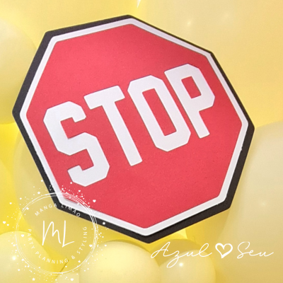 Sinal STOP vermelho sobre balões amarelos