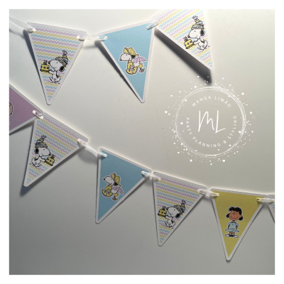 Guirlanda de bandeirolas triangulares com personagens Snoopy, Woodstock e Lucy em cores pastel sobre fundo branco