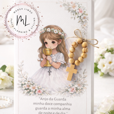 Cartão religioso com ilustração de menina e terço de madeira