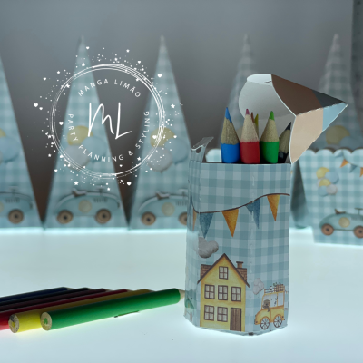 Estojo de lápis de cor xadrez azul com desenhos de casa, carruagem e lápis coloridos