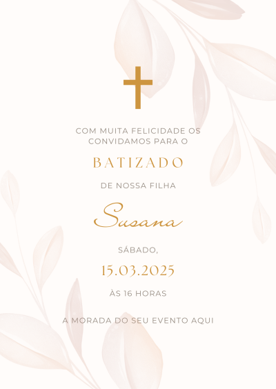 Convite para batizado com cruz dourada, decoração floral bege e texto em várias fontes
