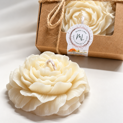 Vela decorativa em forma de flor creme com embalagem de cartão e etiqueta