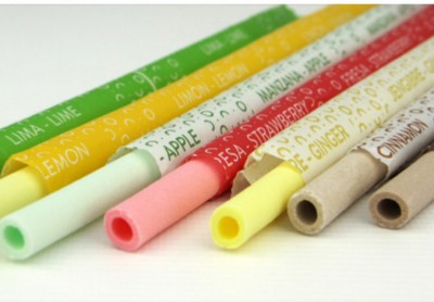 Sete palhinhas reutilizáveis coloridas com textos de sabores em inglês.