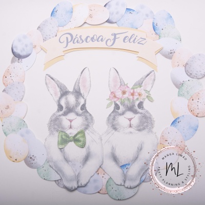 Ilustração de coelhos com gravata e coroa floral e ovos coloridos em círculo