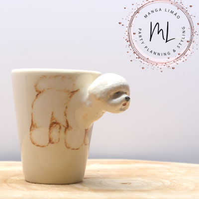 Caneca branca com urso polar 3D no cabo sobre superfície de madeira clara