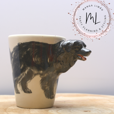 Caneca branca com cão preto 3D detalhado