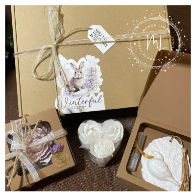 Presentes em caixa de cartão com sabonetes decorativos e etiquetas temáticas