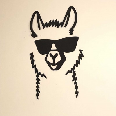 Desenho minimalista em preto de uma lhama com óculos escuros