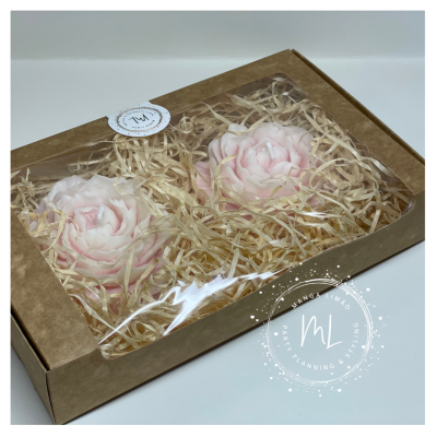 Caixa com velas florais rosa claro
