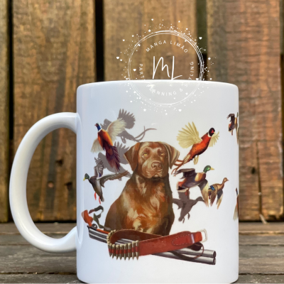 Caneca branca com estampa de cão, aves, rifle e cinto sobre fundo de madeira rústica