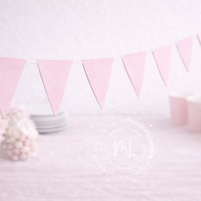 Bandeirolas triangulares rosa penduradas num fio branco para decoração de festa