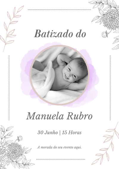 Convite de batizado com foto a preto e branco de bebé sorridente envolto em tecido branco e texto em tons cinza e lavanda