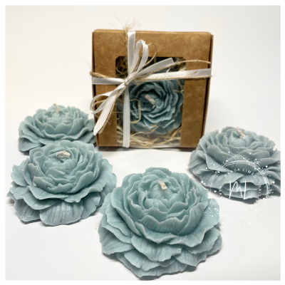 Velas florais azul esverdeado com caixa de papel kraft e laço branco