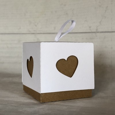 Caixa cubo branca com base castanha e recortes de coração, fita branca para pendurar.