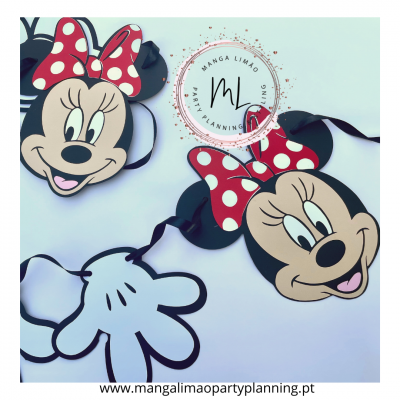 Guirlanda decorativa com recortes de Minnie Mouse e mãos brancas ligadas por fita preta