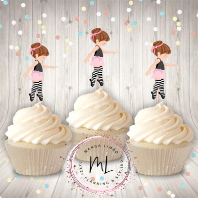 Três cupcakes com cobertura branca e toppers de meninas bailarinas com saia rosa e meia listrada em fundo de madeira clara com bolinhas coloridas
