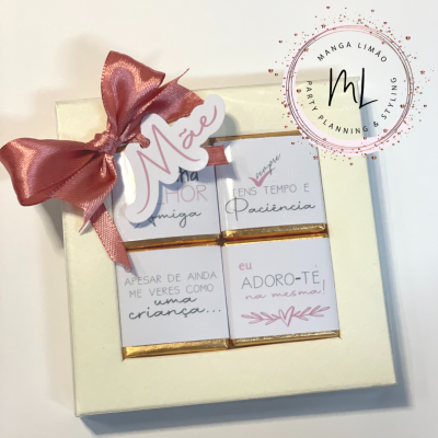 Conjunto de quatro chocolates em caixa creme com fita rosa e etiqueta 