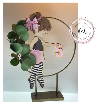 Decoração infantil com boneca rosa e preta e número 5 dourado