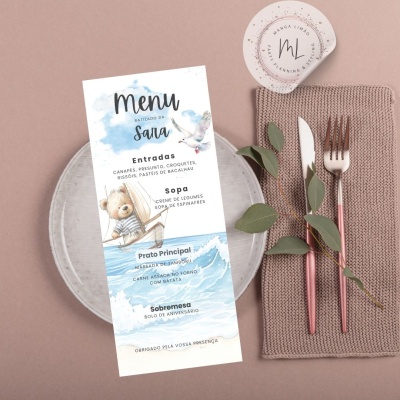 Menu de batizado com decoração de ursinhos sobre prato e talheres rosados numa mesa clara com guardanapo castanho.