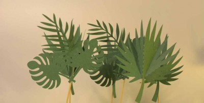 Folhas decorativas verdes de papel em hastes de madeira