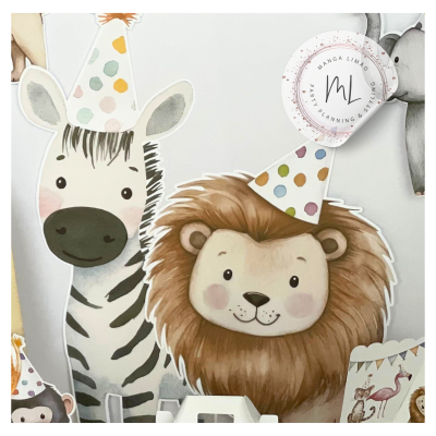 Adesivos decorativos de uma zebra e um leão com chapéus de festa coloridos e etiqueta com texto