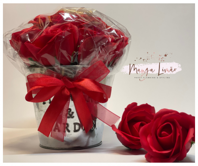 Vaso metálico com rosas vermelhas artificiais e laço vermelho